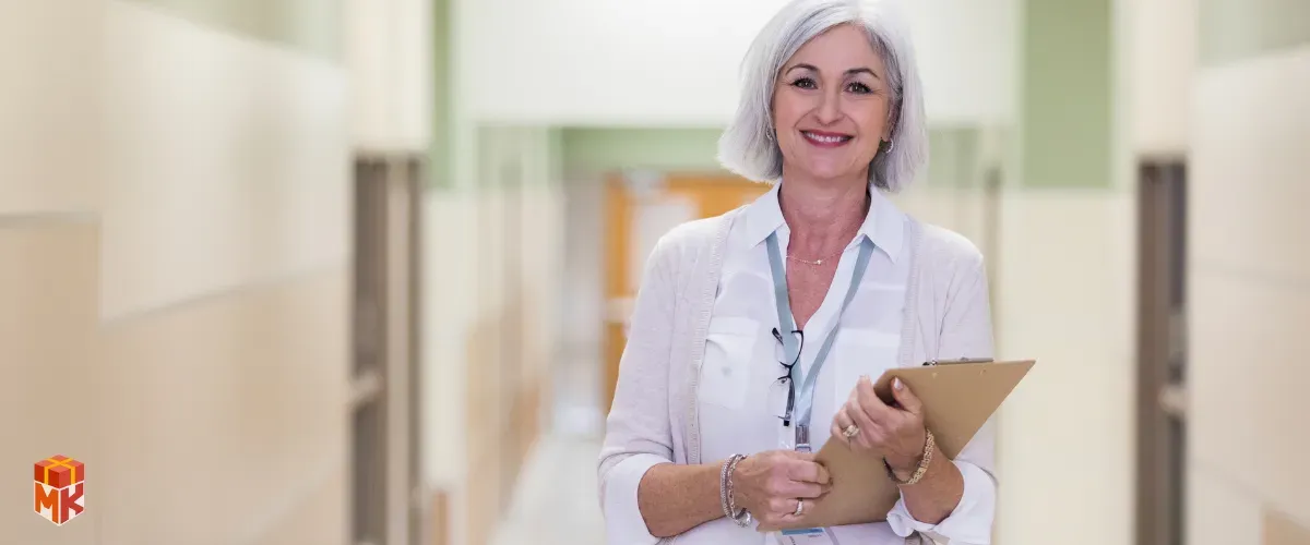 خرید هوشمندانه کادو برای مدیر مدرسه زن