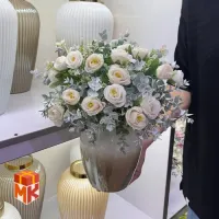 گلدان دکوراتیو با گل‌های رز مینیاتوری