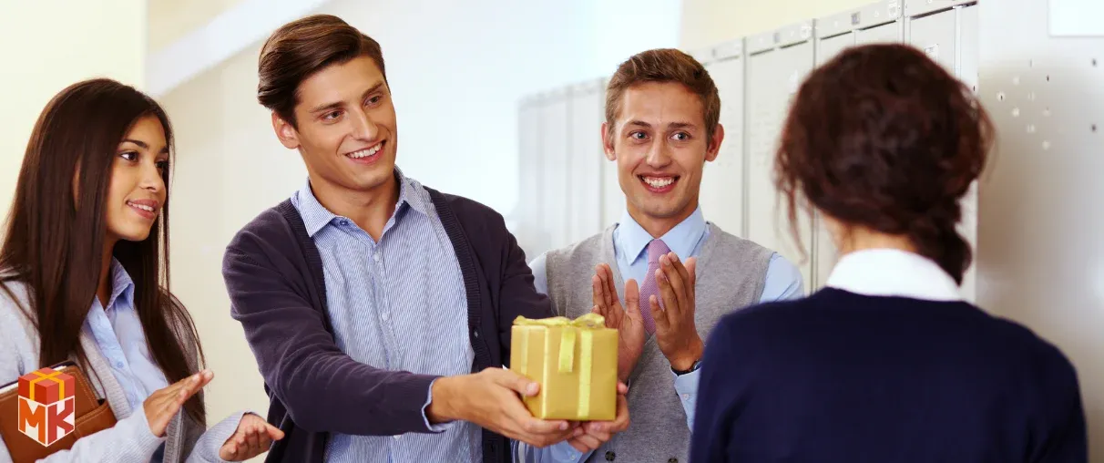 چگونه برای همکلاسی دختر کادو انتخاب کنیم؟